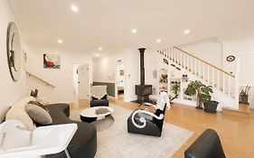 Spacious 5Br House Fireplace Garden Retreat
